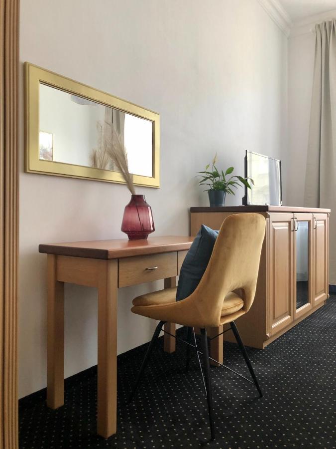 Pension Drei Rosen Karlsbad Exteriör bild